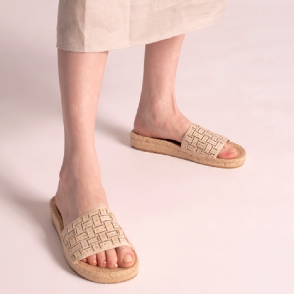 HOST PICK 🎉 TORY BURCH ‘TORY’ WOVEN SLIDES - Picture 3 of 12